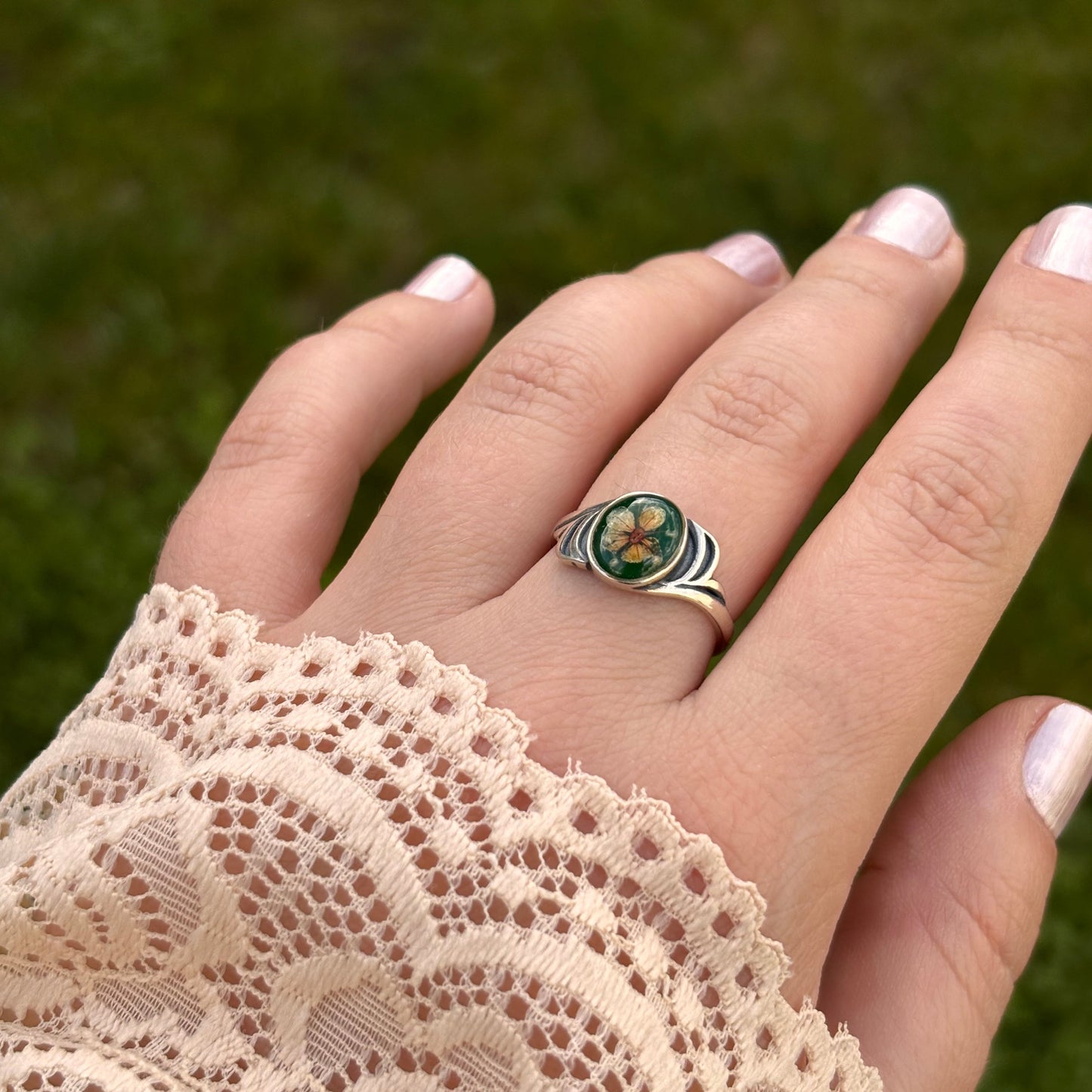 Vintage Floral Green Ring in Sterling Silver – Adjustable Dainty Nature Inspired Ring