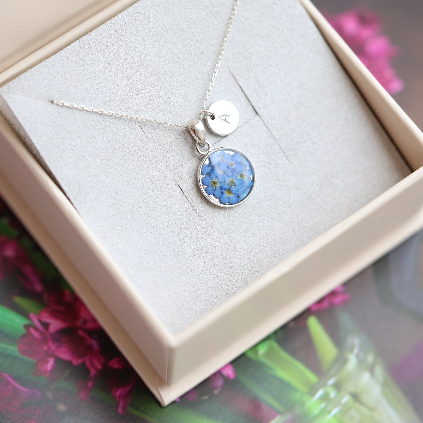 Անվանական ձեռագործ վզնոց " Անմոռուկ" արծաթյա հիմքով