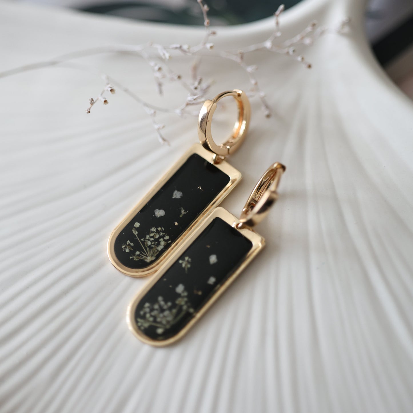 Սև ձեռագործ ականջօղեր պատրաստված բնական ծաղիկներից