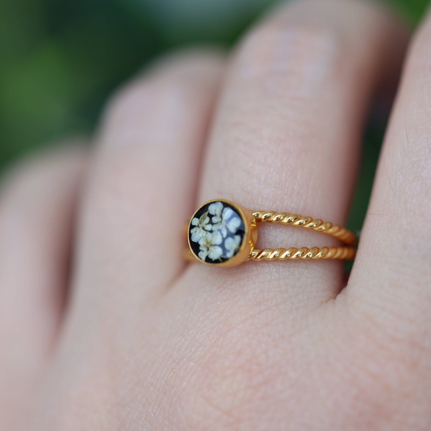 Արծաթյա մատանի բնական չորացրած ծաղիկներից , սև հիմքով