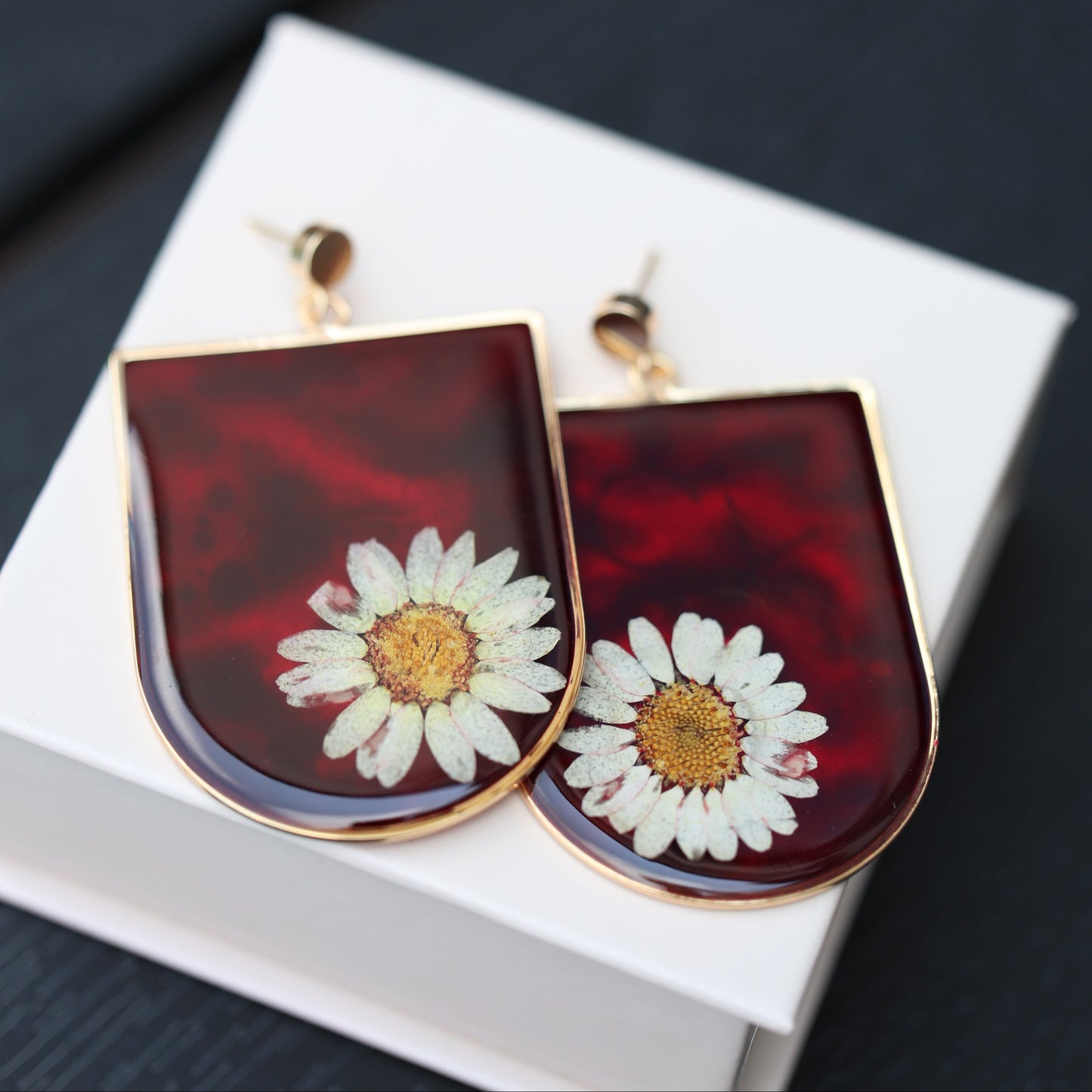 Ձեռագործ ականջօղեր "Daisy on Scarlet"