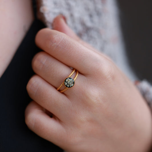 Արծաթյա մատանի բնական չորացրած ծաղիկներից , սև հիմքով