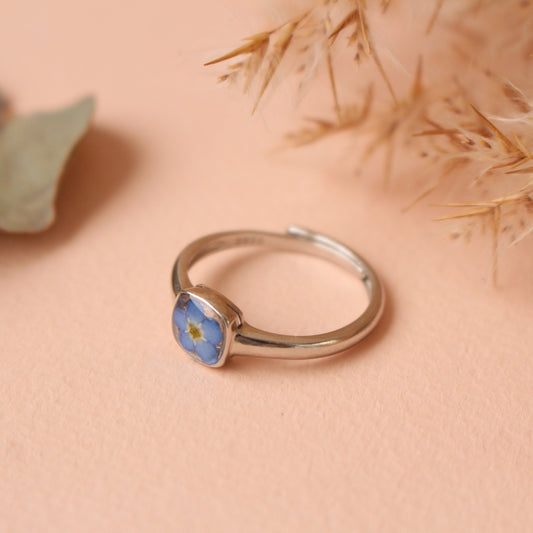 Մինիմալիստ արծաթյա մատանի բնական Անմոռուկով, կարգավորվող չափս