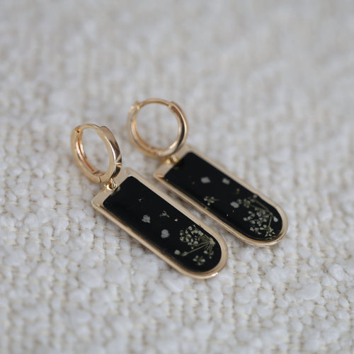 Սև ձեռագործ ականջօղեր պատրաստված բնական ծաղիկներից