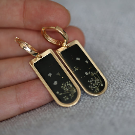 Սև ձեռագործ ականջօղեր պատրաստված բնական ծաղիկներից