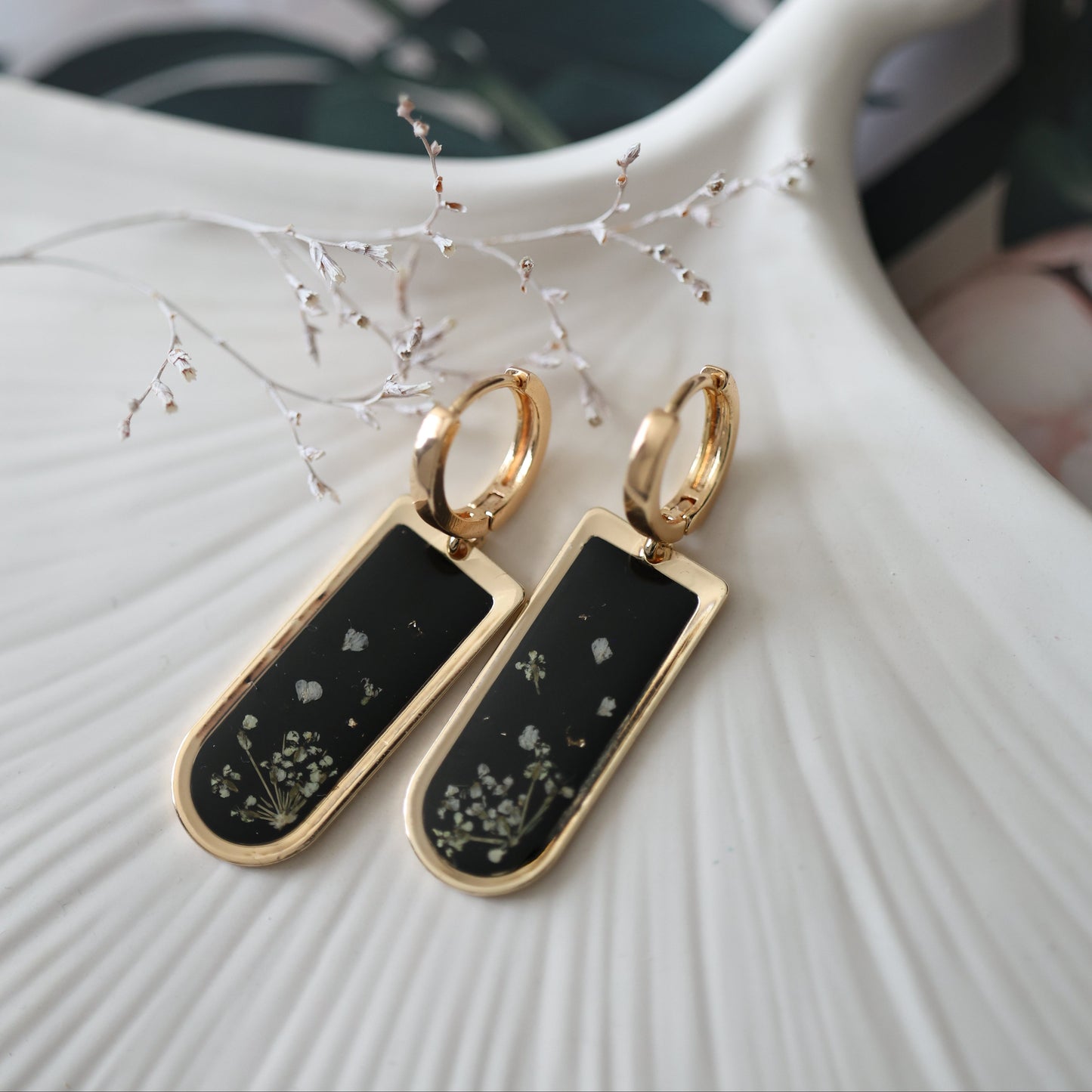 Սև ձեռագործ ականջօղեր պատրաստված բնական ծաղիկներից