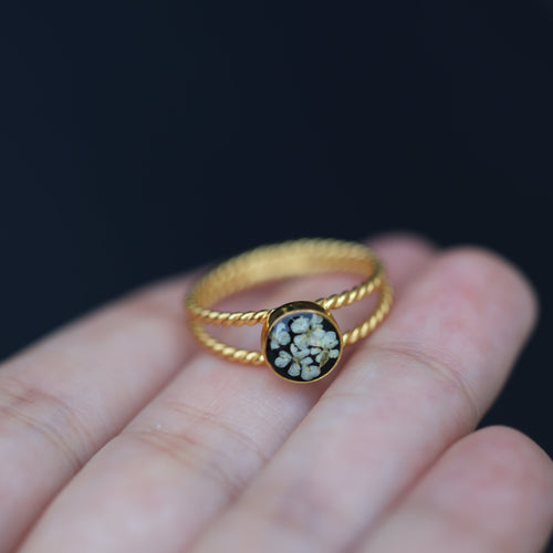 Արծաթյա մատանի բնական չորացրած ծաղիկներից , սև հիմքով