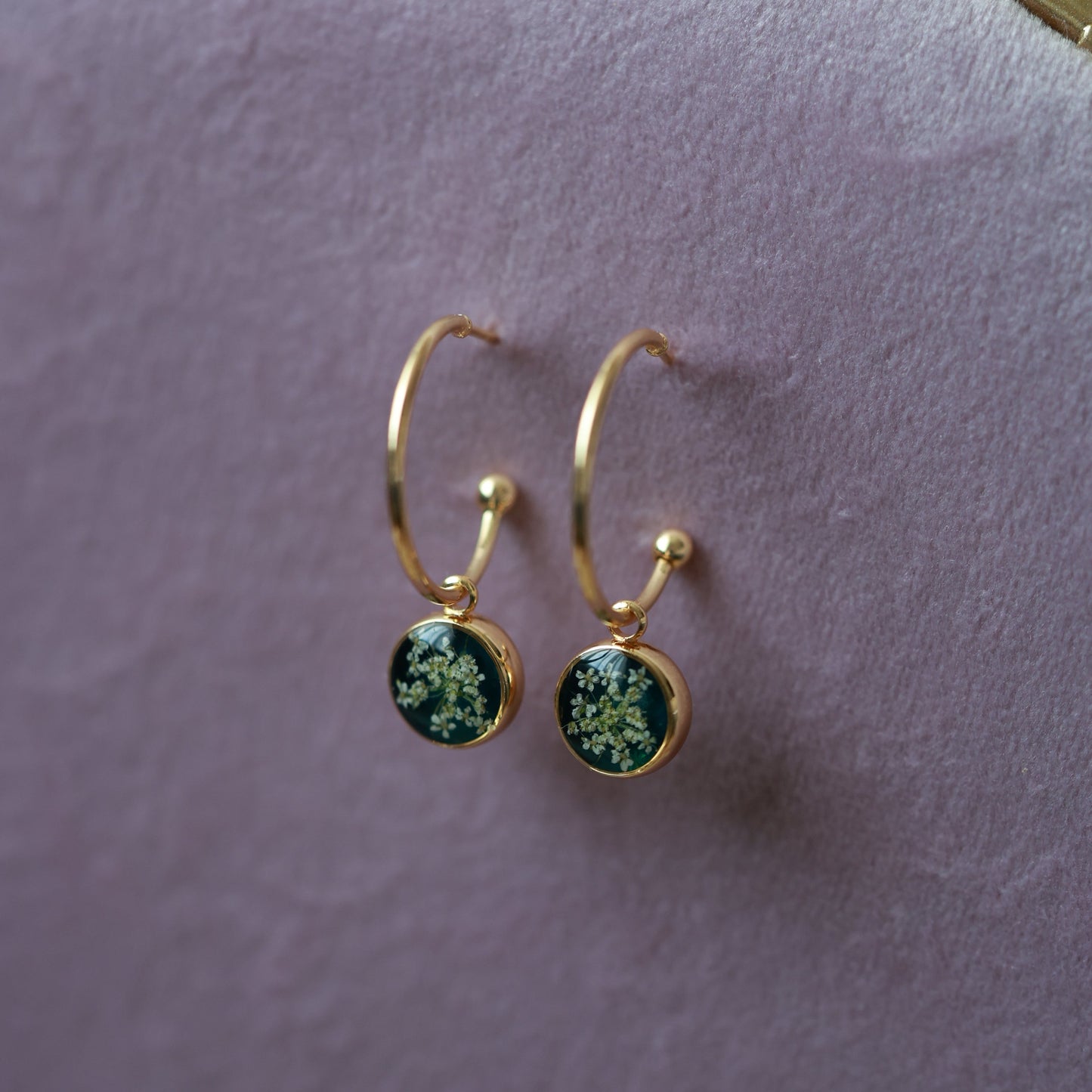 Մուգ կանաչ ձեռագործ օղեր բնական սպիտակ ծաղիկներով