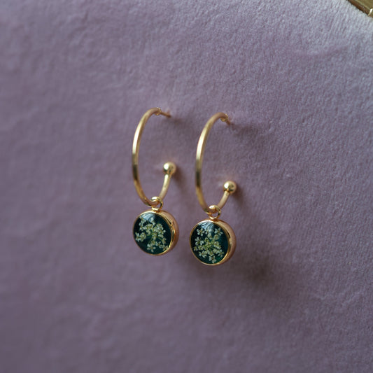 Մուգ կանաչ ձեռագործ օղեր բնական սպիտակ ծաղիկներով