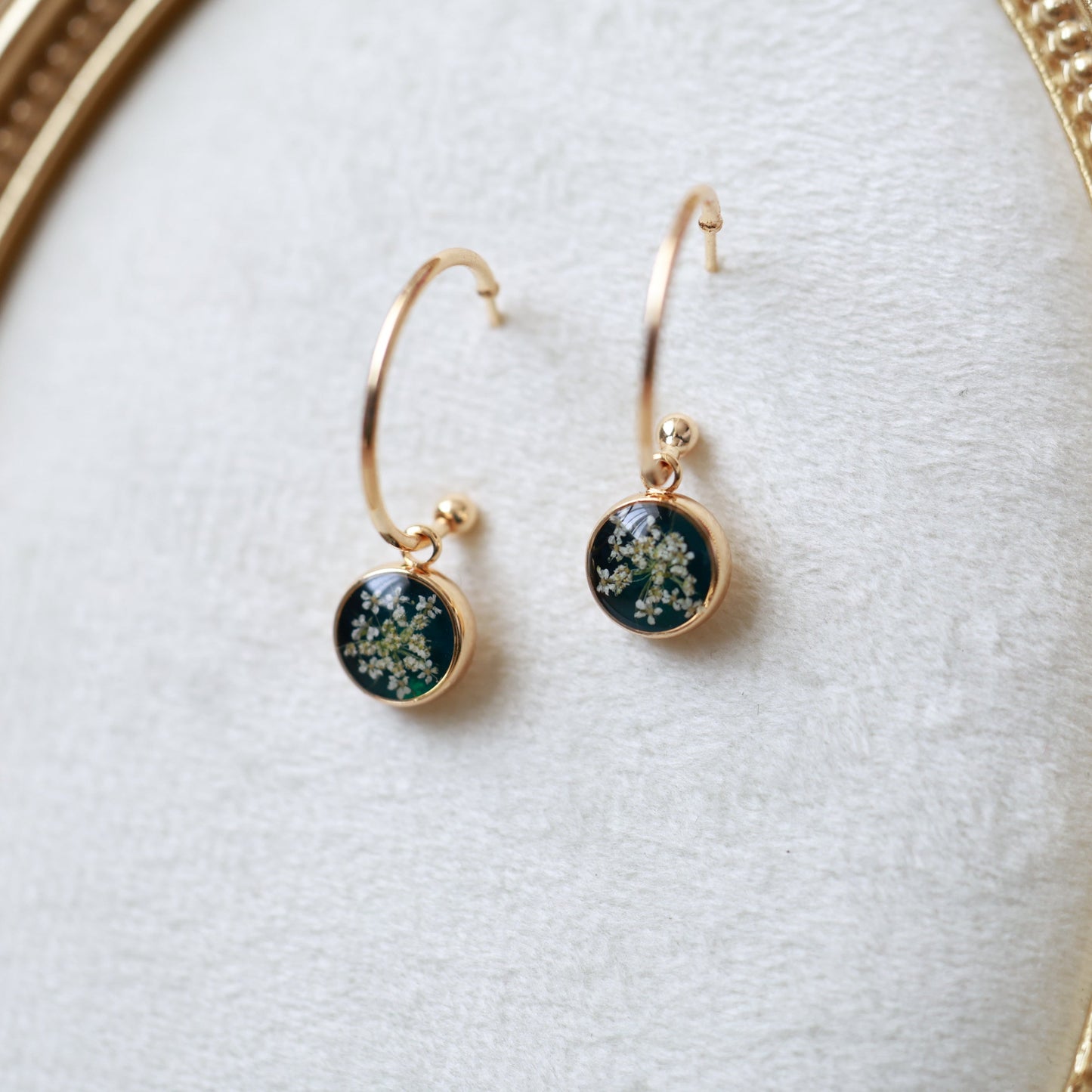 Մուգ կանաչ ձեռագործ օղեր բնական սպիտակ ծաղիկներով