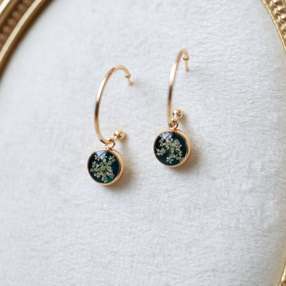 Մուգ կանաչ ձեռագործ օղեր բնական սպիտակ ծաղիկներով