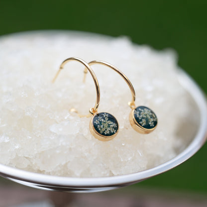 Մուգ կանաչ ձեռագործ օղեր բնական սպիտակ ծաղիկներով