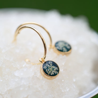 Մուգ կանաչ ձեռագործ օղեր բնական սպիտակ ծաղիկներով