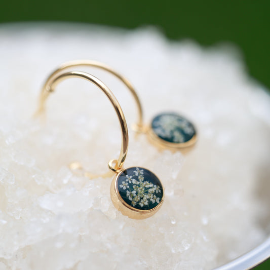 Մուգ կանաչ ձեռագործ օղեր բնական սպիտակ ծաղիկներով