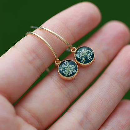 Մուգ կանաչ ձեռագործ օղեր բնական սպիտակ ծաղիկներով