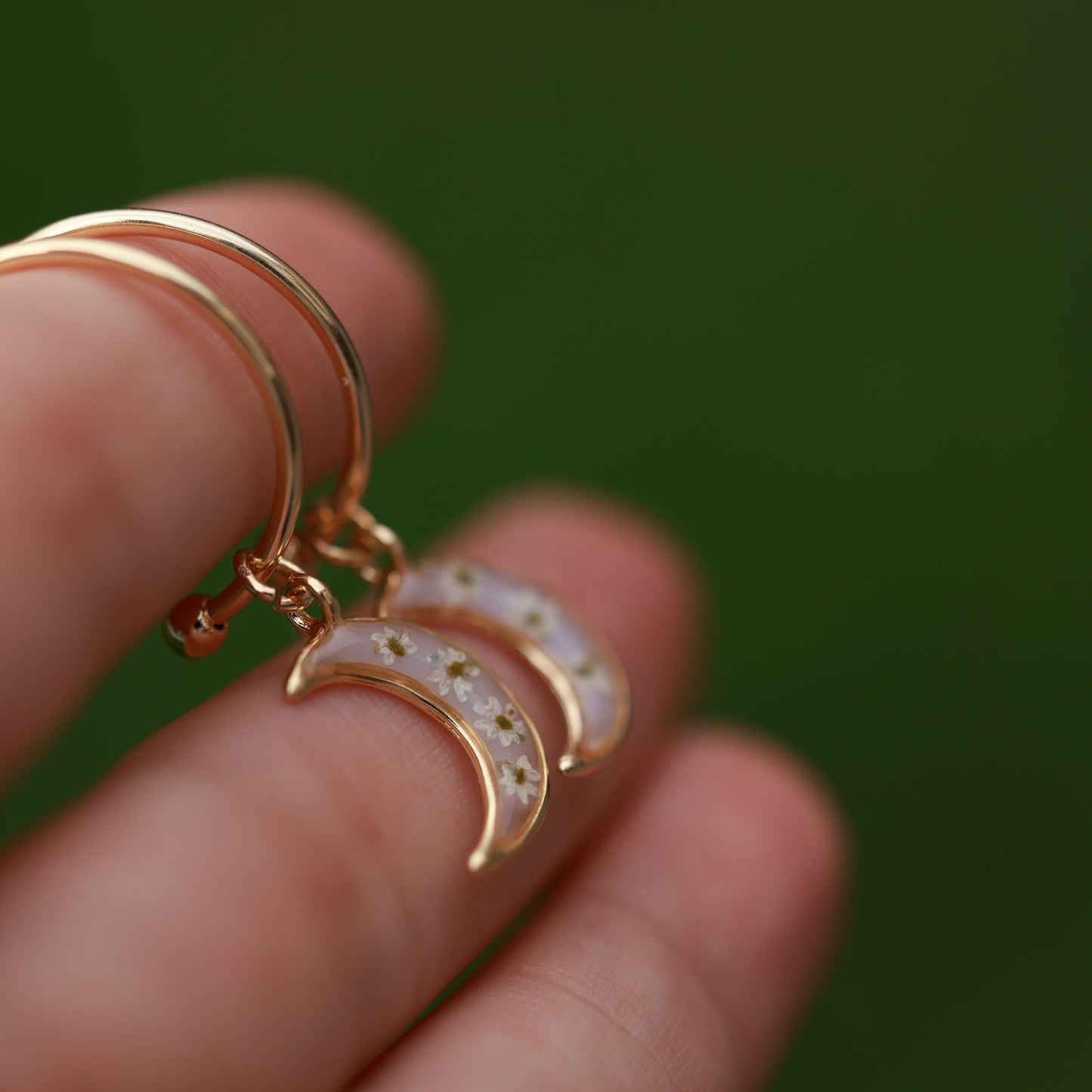 Ձեռագործ ականջօղեր "Լուսին" պատրաստված բնական ծաղիկներից