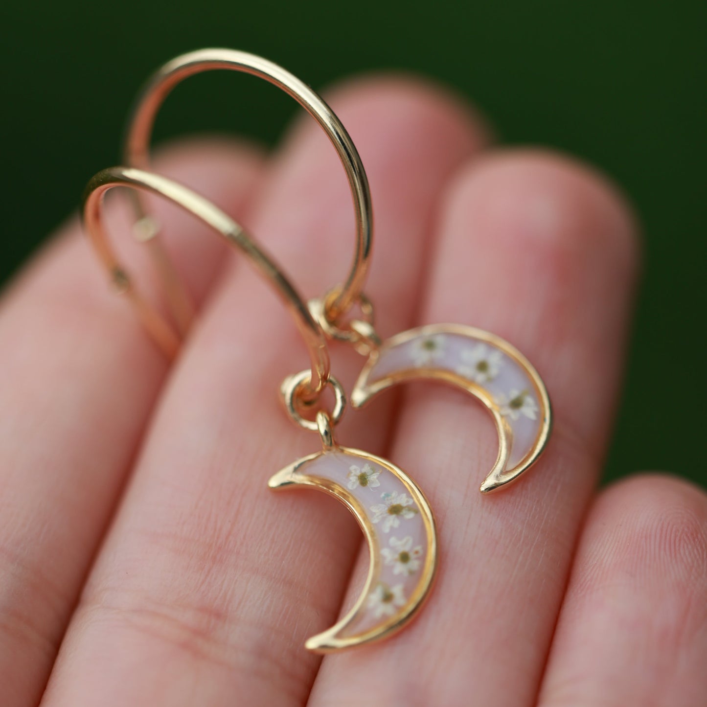 Ձեռագործ ականջօղեր "Լուսին" պատրաստված բնական ծաղիկներից