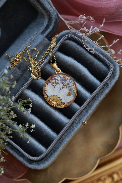 Ձեռագործ արծաթյա կախազարդ "Golden Petal"