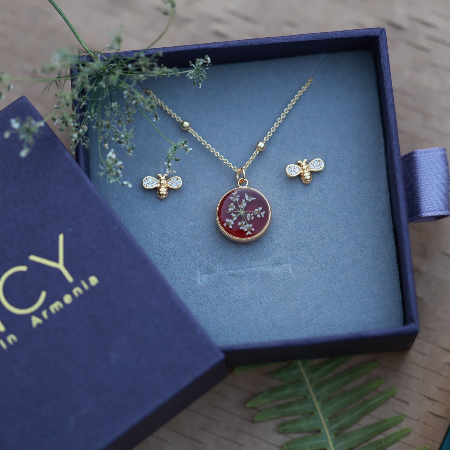 Հավաքածու "Burgundy Flower & Tiny Bee"