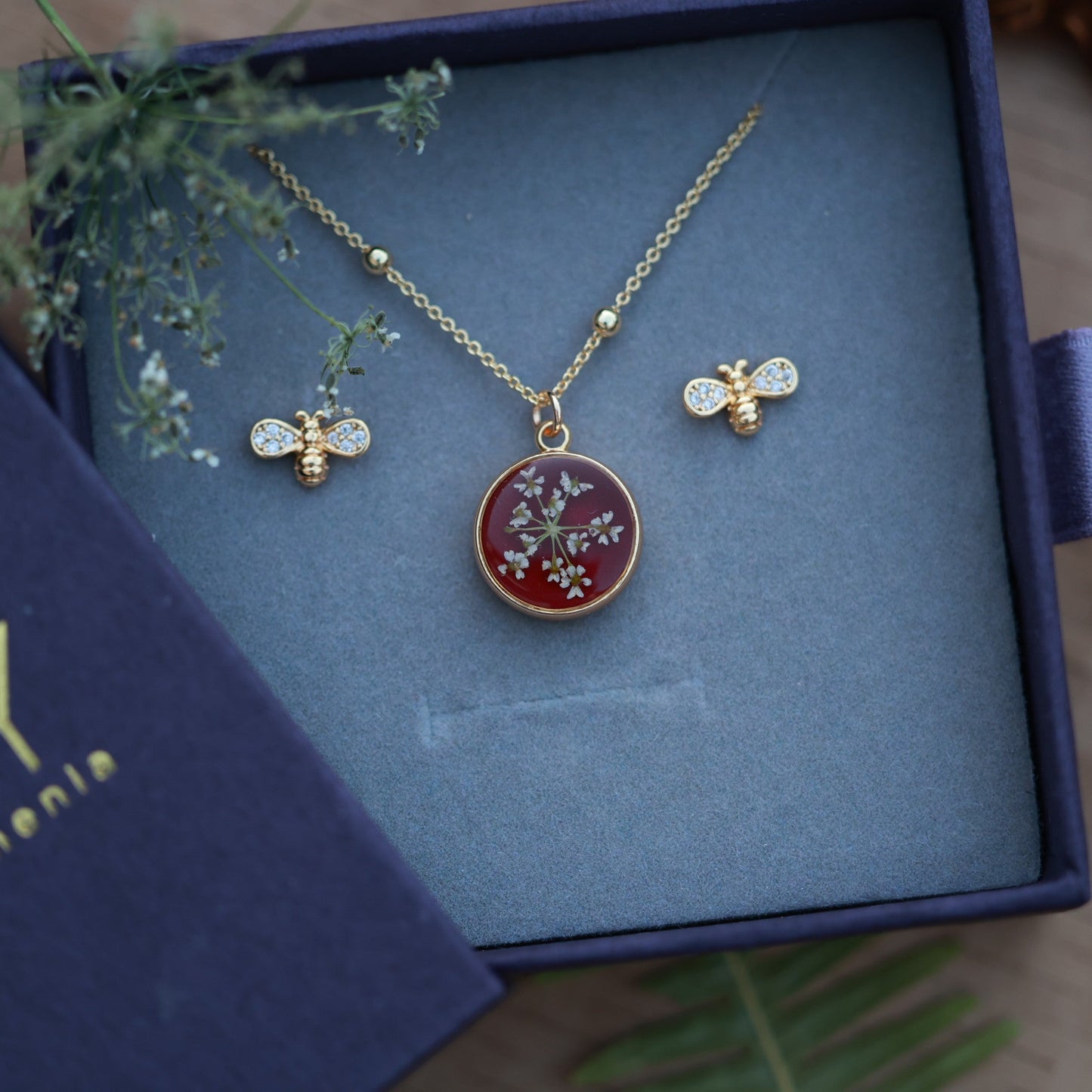 Հավաքածու "Burgundy Flower & Tiny Bee"