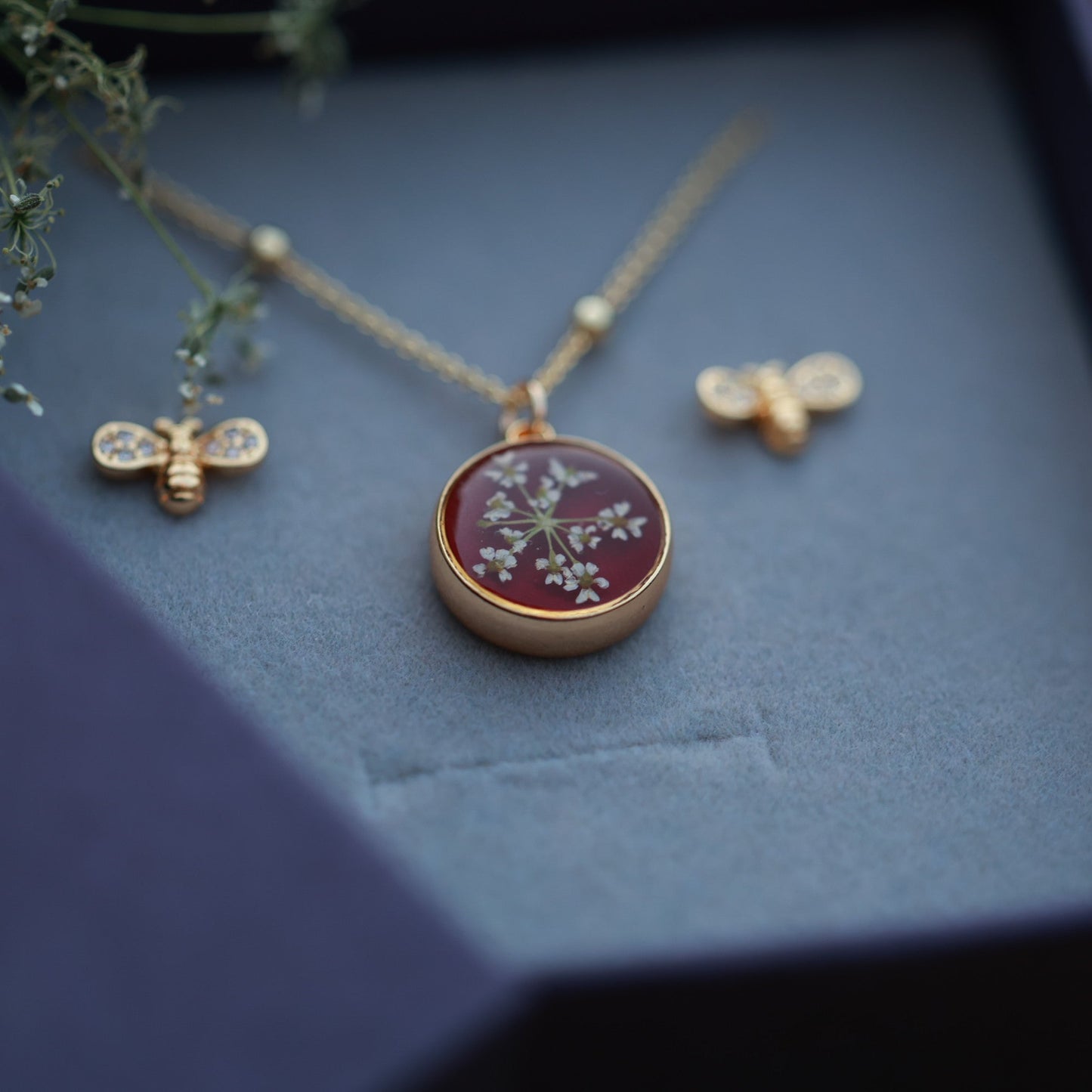 Հավաքածու "Burgundy Flower & Tiny Bee"