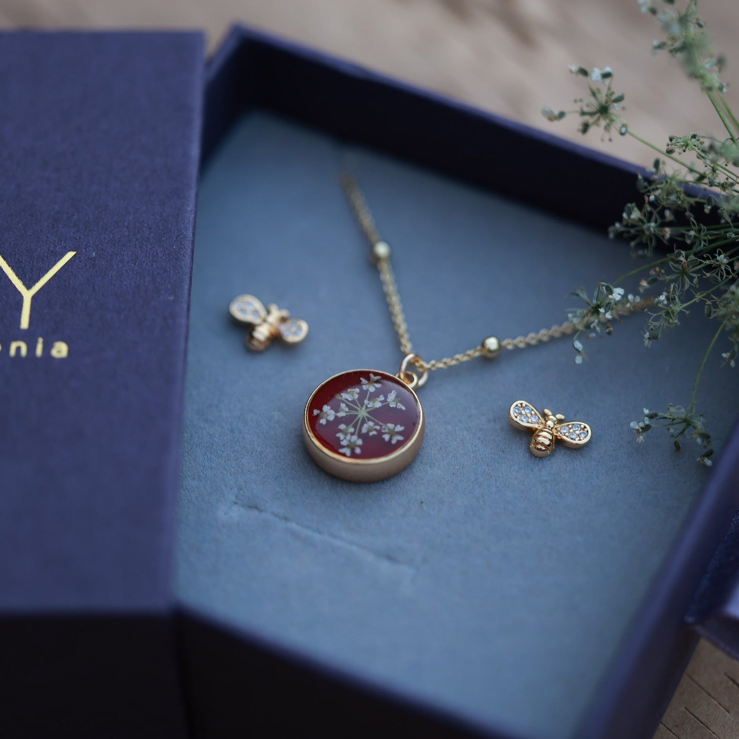 Հավաքածու "Burgundy Flower & Tiny Bee"