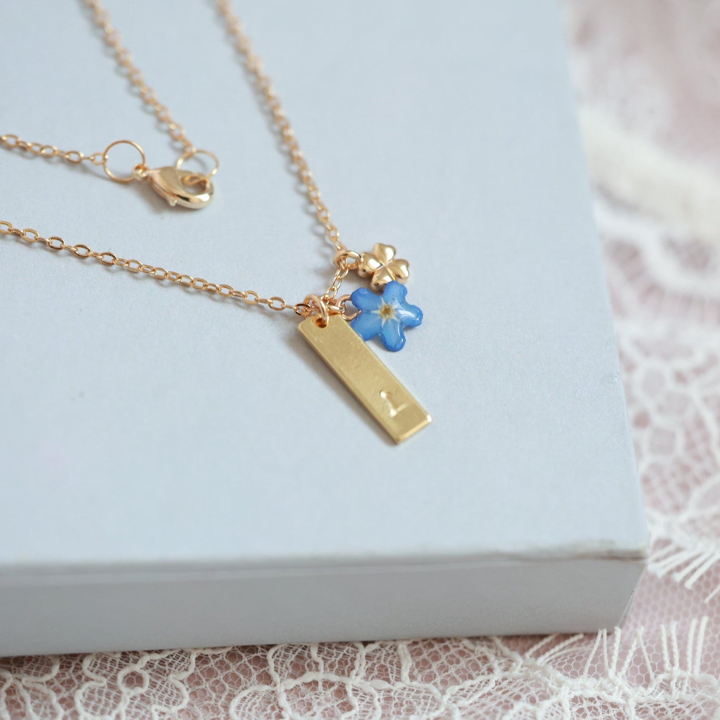 Անվանական ձեռագործ վզնոց "A little Luck and Love"