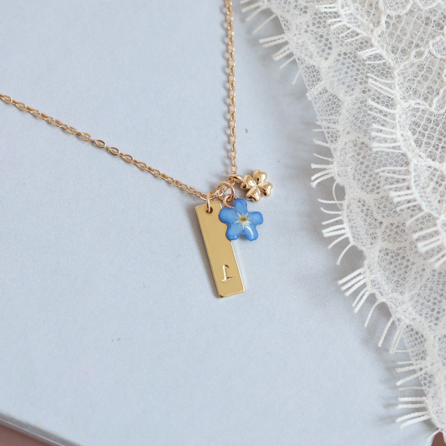 Անվանական ձեռագործ վզնոց "A little Luck and Love"