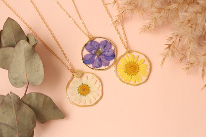 Ձեռագործ վզնոց բնության էլեմենտներով