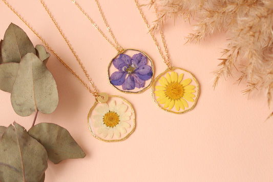 Ձեռագործ վզնոց բնության էլեմենտներով