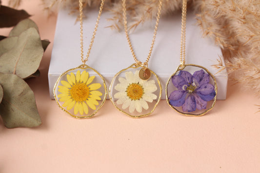 Ձեռագործ վզնոց բնության էլեմենտներով