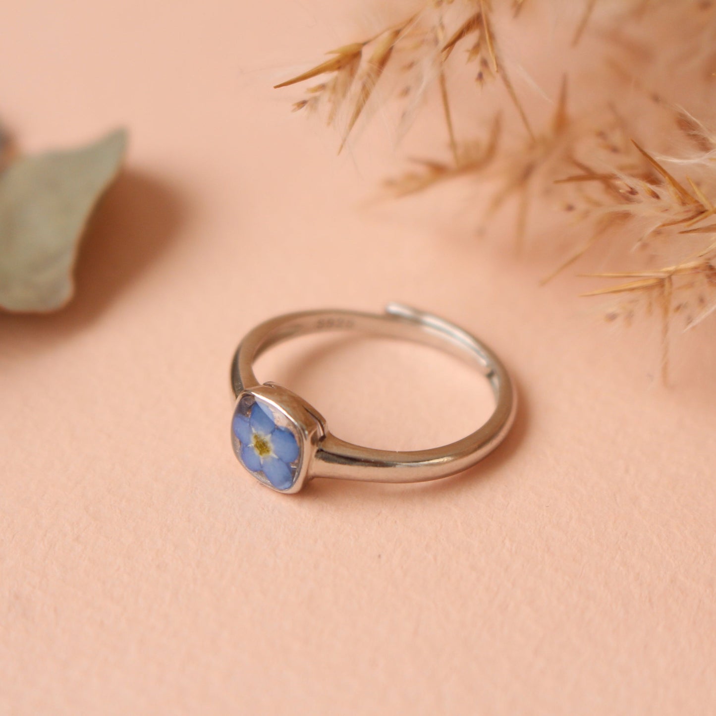 Մինիմալիստ արծաթյա մատանի բնական Անմոռուկով, կարգավորվող չափս