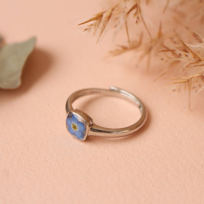 Մինիմալիստ արծաթյա մատանի բնական Անմոռուկով, կարգավորվող չափս