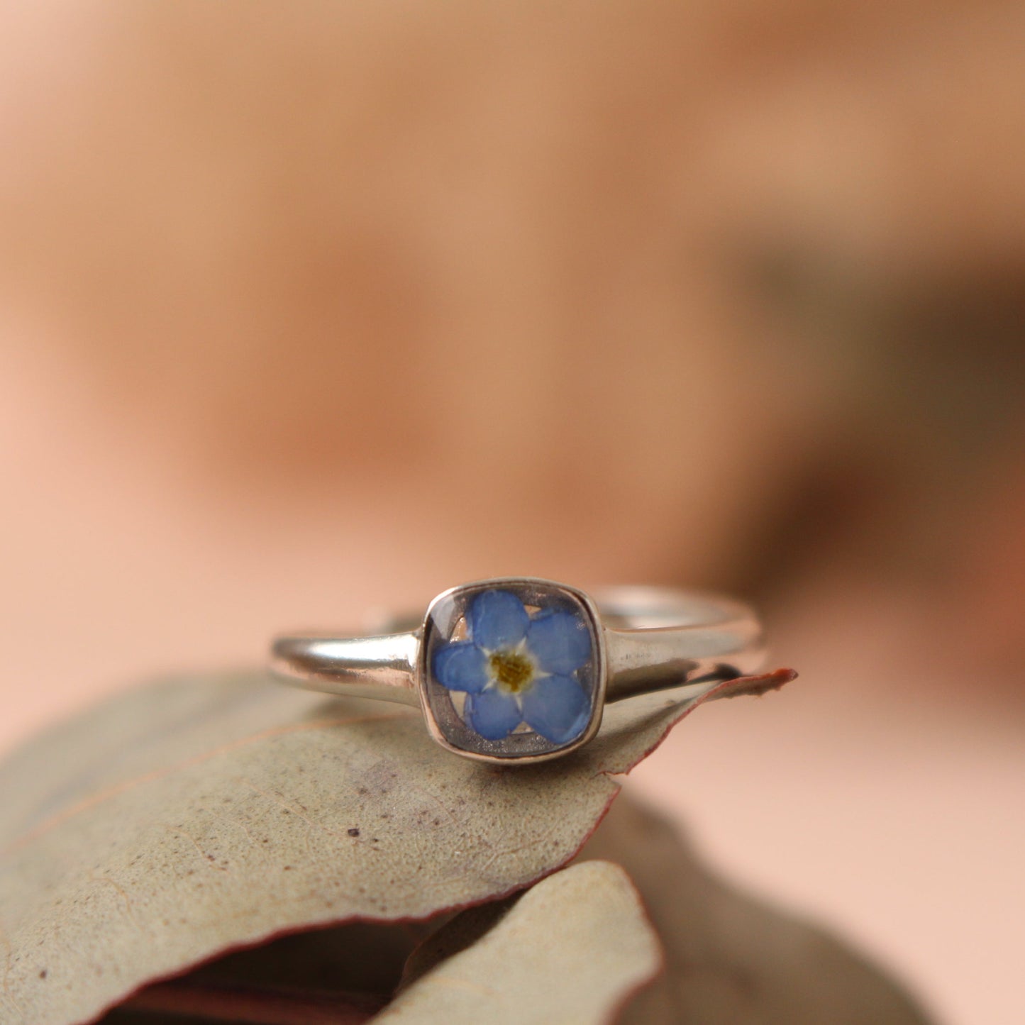 Մինիմալիստ արծաթյա մատանի բնական Անմոռուկով, կարգավորվող չափս