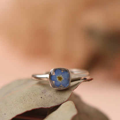 Մինիմալիստ արծաթյա մատանի բնական Անմոռուկով, կարգավորվող չափս